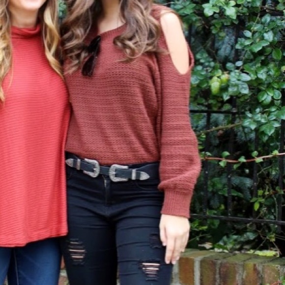 Cold shoulder sweater - Picture 3 of 3